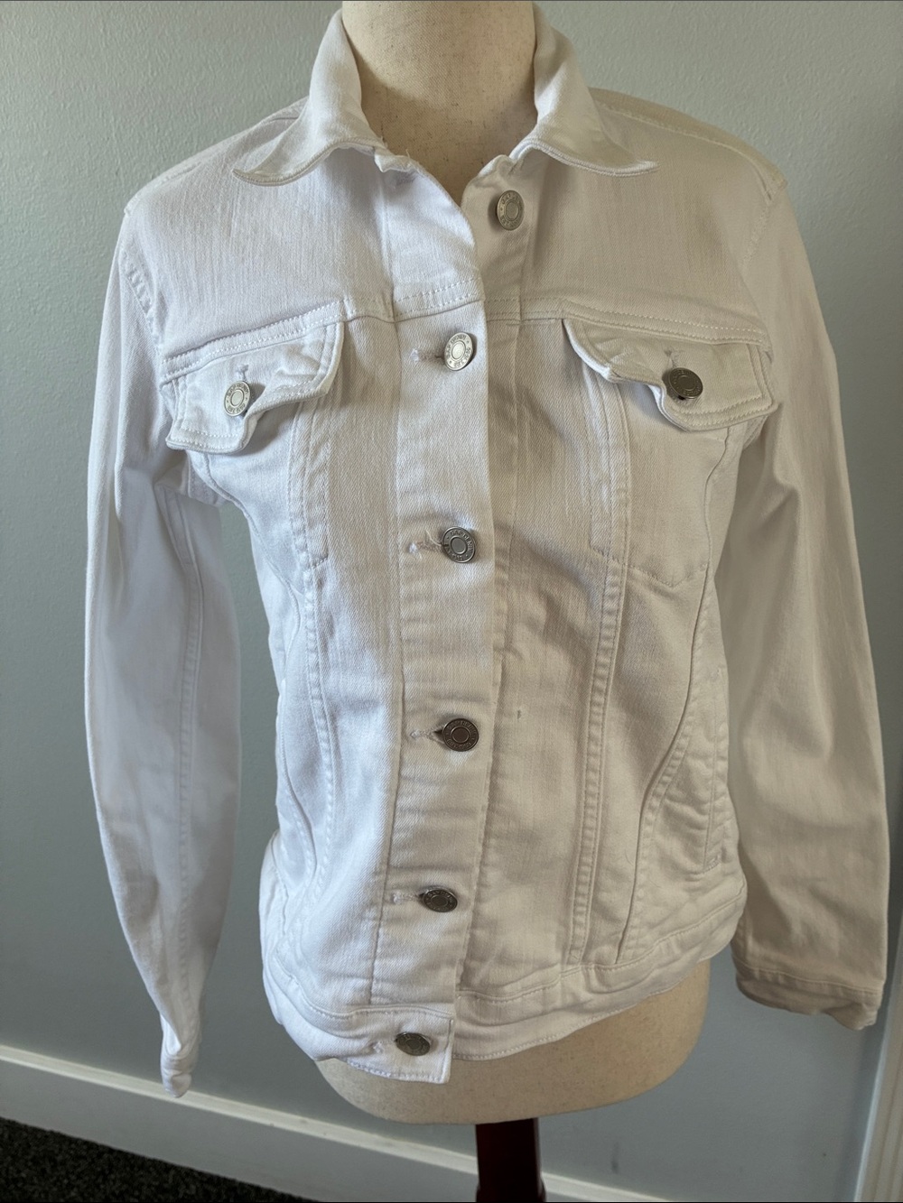 Gap white jeans jacket size small. Like new condition